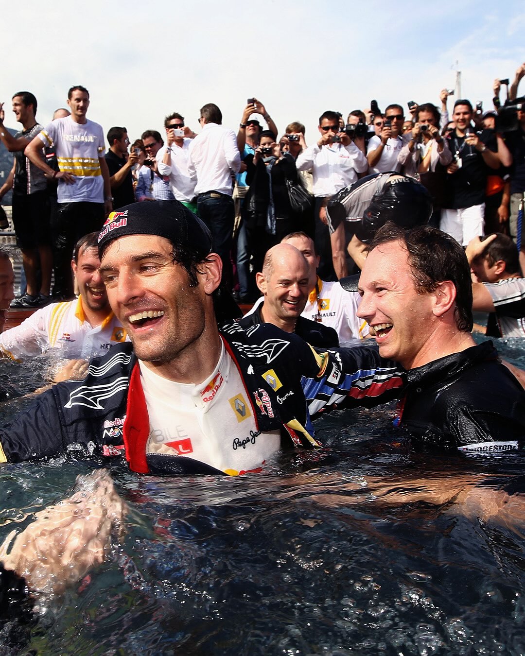 红牛车队轻取阿斯顿马丁，汉密尔顿统治全场