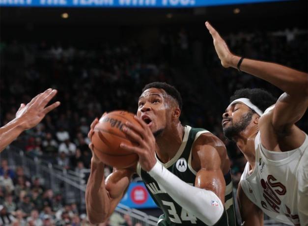 四川队翻盘马刺,字母哥惊艳四座 四川队翻盘马刺,字母哥惊艳四座